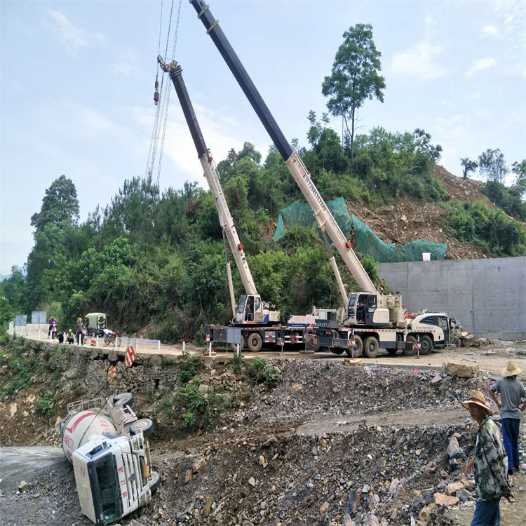武平县汽车掉沟里叫吊车救援要多少钱